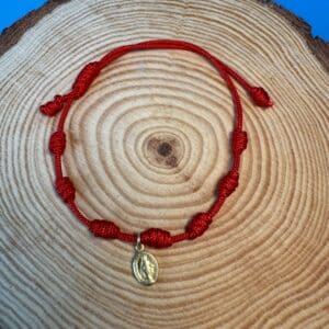 pulsera macrame roja con virgen de guadalupe plata en dorado