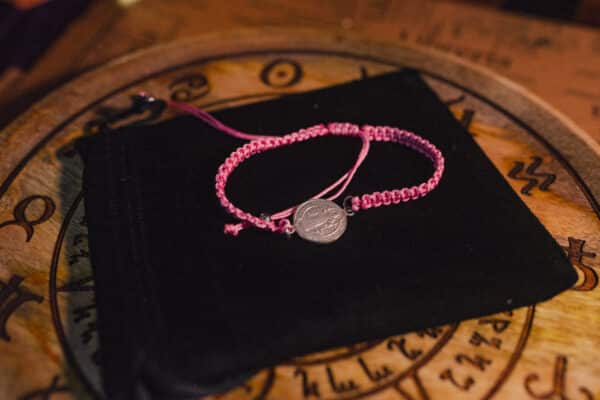 Pulsera macramé San Benito rosa