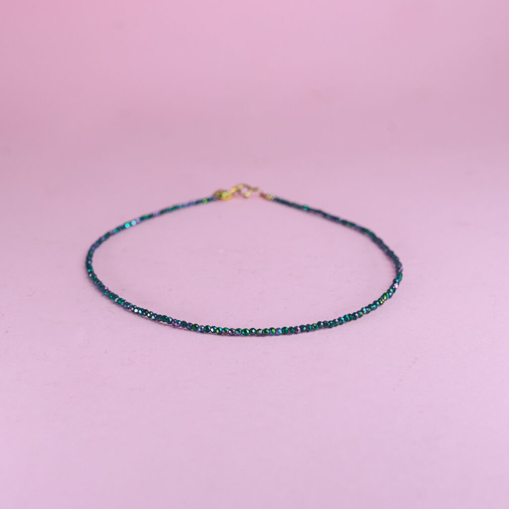gargantilla facetada multicolor plata