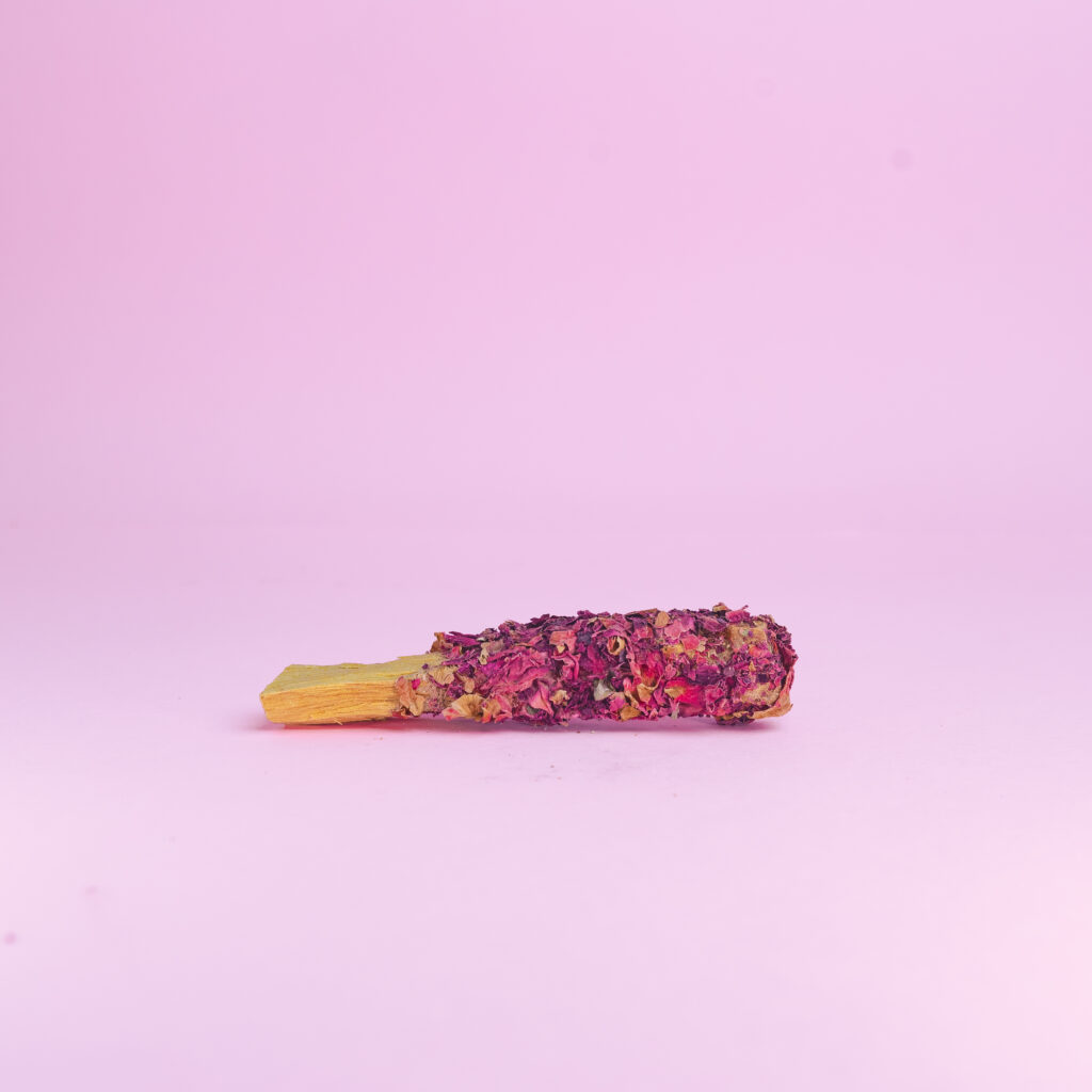 Palo santo ritualizado con rosa natural