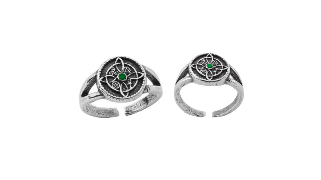 Anillo nudo de bruja ajustable con circonita verde