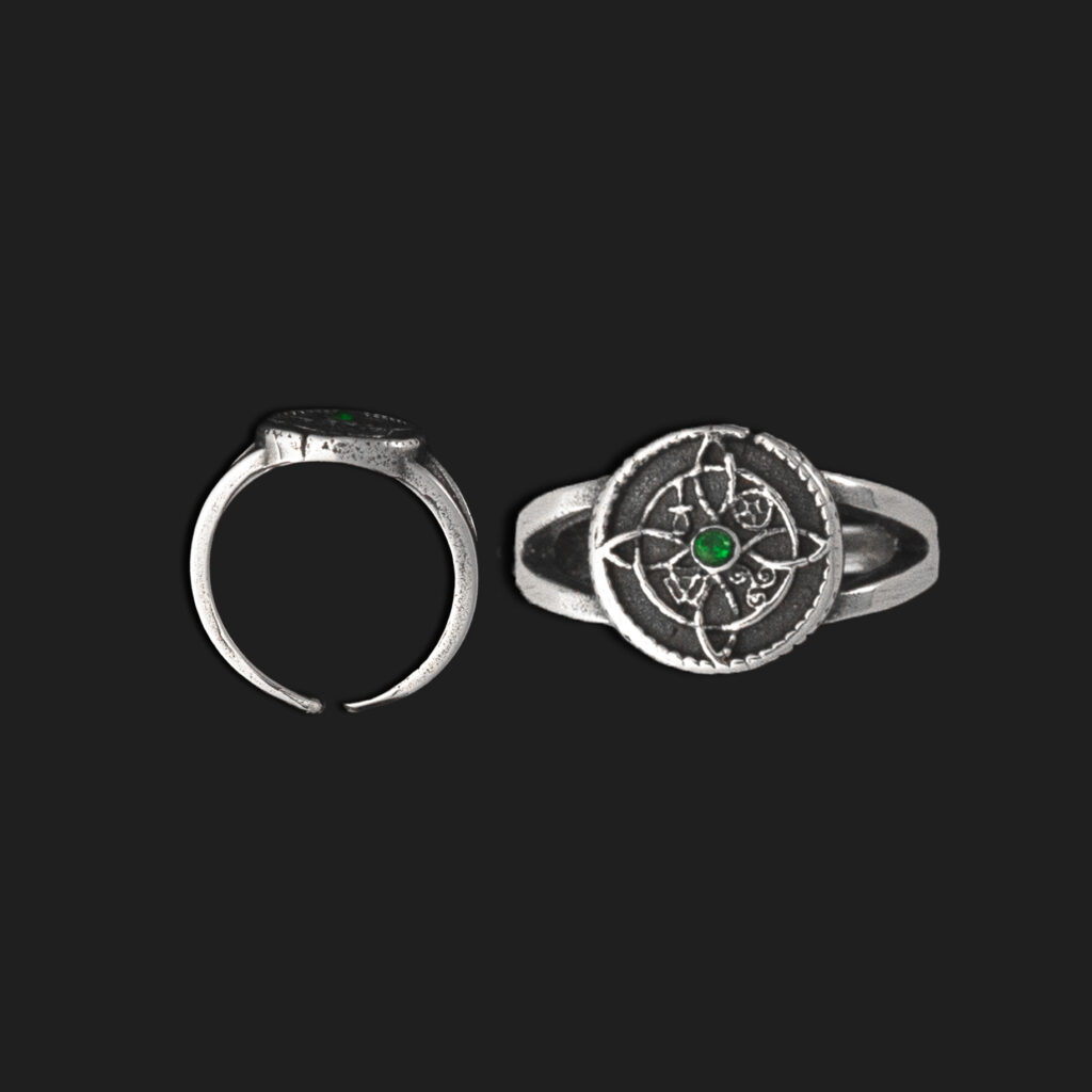 Anillo nudo de bruja ajustable con circonita verde
