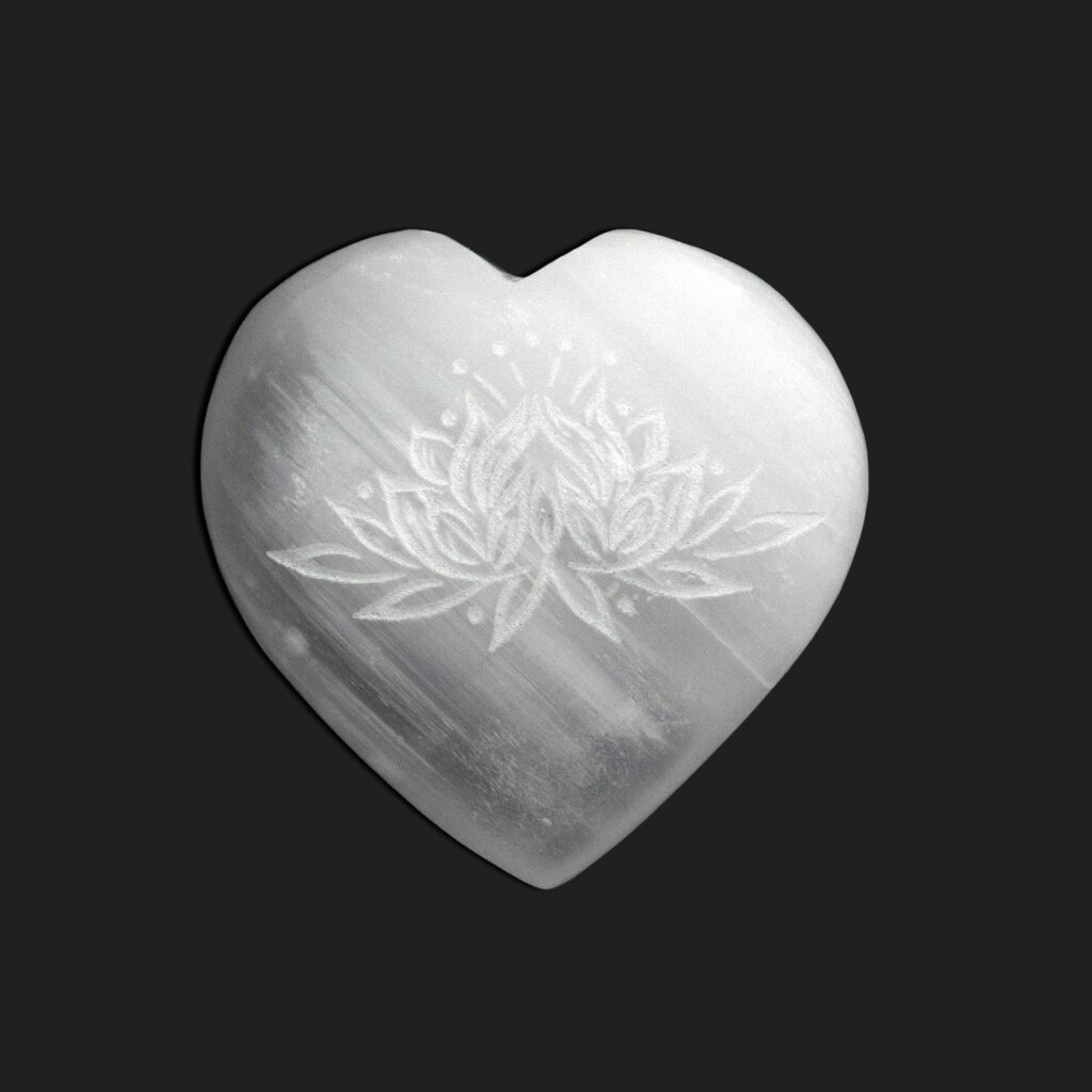 corazon selenita con flor de loto 6 cm