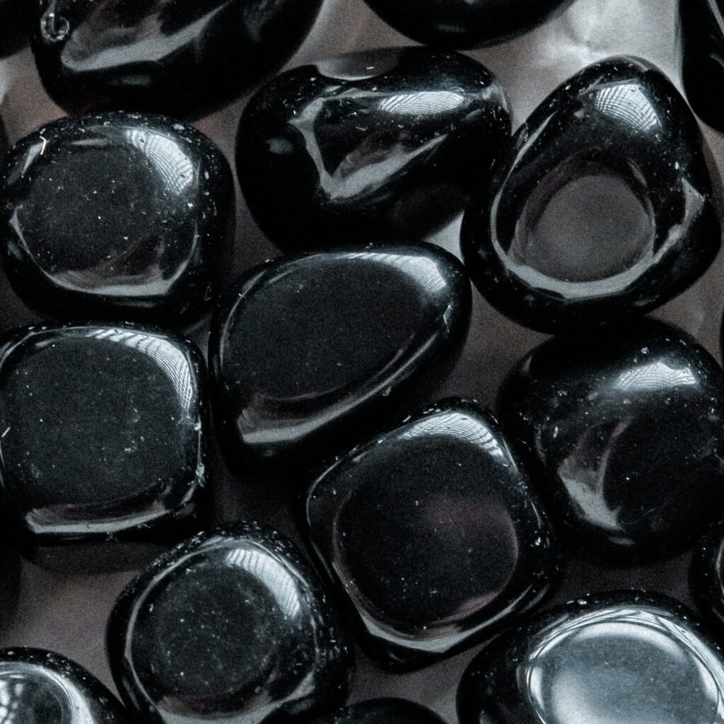 Propiedades de la obsidiana: rodados de obsidiana negra en primer plano