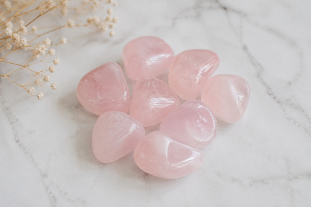 Piedras para el amor: rodados de granate natural en primer plano sobre fondo blanco