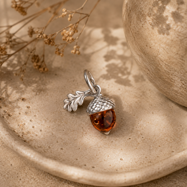 5 ideas para regalar joyas con piedras: elige el amuleto perfecto